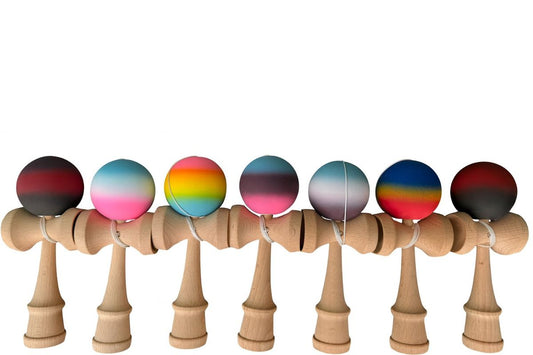 Kendama din lemn cu bilă dungată multicolor – model premium 18 cm